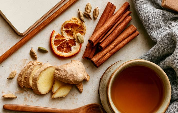 Les épices de la rentrée : cannelle, cardamome et gingembre en tasse
