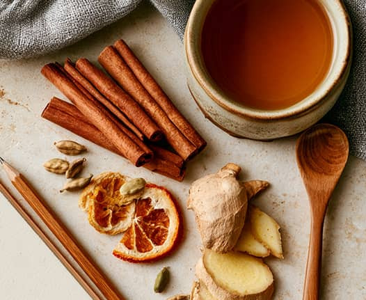Les épices de la rentrée : cannelle, cardamome et gingembre en tasse